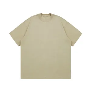 Λεπτομέρεια χακί oversize t-shirt, βαρύ βαμβακερό ύφασμα, casual streetwear στυλ.