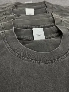 Detailansicht eines vintage gewaschenen Baumwoll-T-Shirts mit Rippkragen und Etikett.