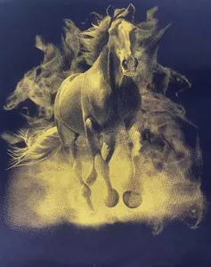 Primer plano del detalle de sudadera pesada con gráfico de caballo corriendo dorado en tela oscura.