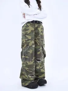 Vista dettagliata dei jeans cargo mimetici stile streetwear americano con tasche pratiche.