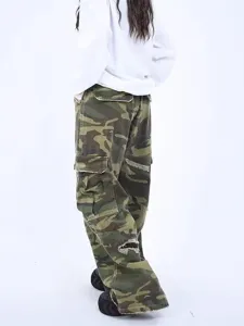 Vista dettagliata del jeans cargo camouflage casual con vestibilità dritta e dettagli strappati.