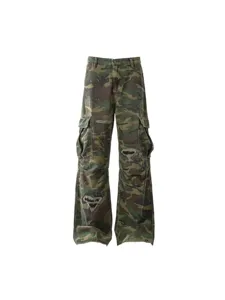 Jeans cargo mimetico con dettagli strappati e tasche multiple per uno stile streetwear.