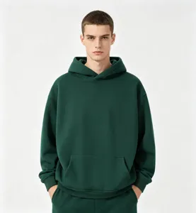 Vue détaillée du sweat à capuche vert foncé avec doublure polaire et coupe confortable.