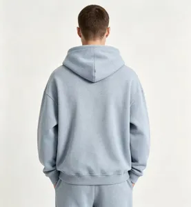 Gedetailleerd achteraanzicht van een zware, losse hoodie in lichtblauwe effen kleur.