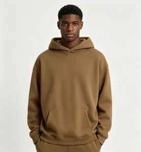 Sweat à capuche marron lourd pour homme avec poche kangourou, haut streetwear décontracté.