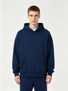 Vista detallada de la sudadera con capucha de felpa pesada en azul marino, prenda de moda.