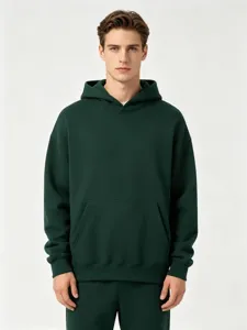 Conjunto de sudadera con capucha de felpa pesada en verde oscuro, estilo urbano casual.