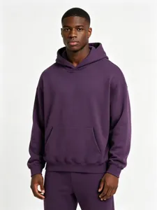 Sudadera con capucha pesada en felpa morada oscura, con estilo casual y cómodo ajuste.