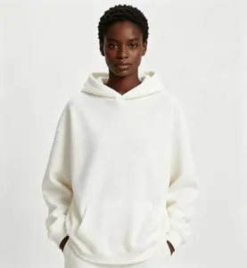 Détail en gros plan d'un sweat à capuche blanc en polaire douce avec une grande poche.