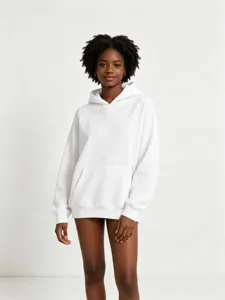 Clasica sudadera con capucha blanca solida con ajuste comodo y un practico bolsillos frontal.