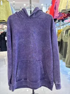 Vista detallada sudadera con capucha lavado mineral, acid wash, oversize, bolsillo.