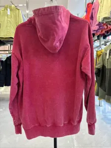 Detalle trasero de sudadera con capucha vintage lavada pesada con tela texturizada y corte holgado.