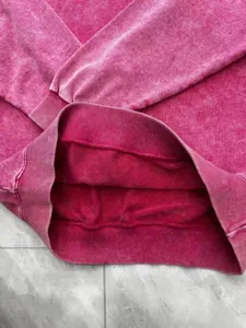 Detalle de sudadera pesada lavada a mineral, jersey con capucha de algodón rosa