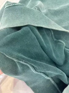 Detalle de tela de sudadera con capucha de felpa lavada vintage pesada con su textura