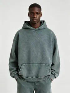 Vista detallada de la sudadera con capucha pesada lavada vintage con bolsillo frontal cómodo.