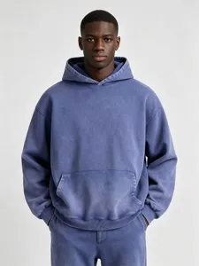 Vista detallada de la sudadera con capucha vintage lavada pesada con tela cómoda y suave.