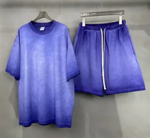 Détail ensemble t-shirt et short mauve délavé acide, tenue streetwear coton vintage.