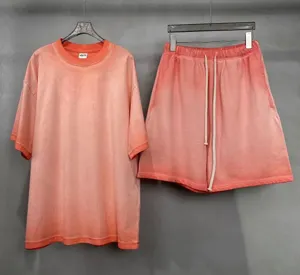 Ensemble streetwear t-shirt manches courtes vintage lavé et short à cordon homme.