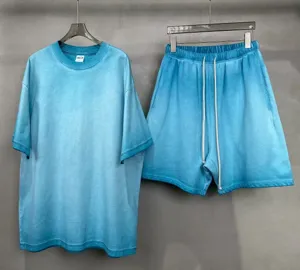Ensemble T-shirt et short streetwear à dégradé, tenue ample décontractée en coton doux.