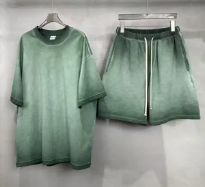 Vue détaillée de l'ensemble t-shirt à manches courtes et short en coton lavé vert vintage.