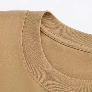 Détail de t-shirt en coton lourd kaki montrant un col ras du cou côtelé et des coutures nettes.