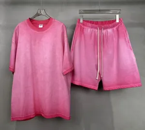 Détail de l'ensemble t-shirt et short streetwear délavé rose, tenue vintage en coton.