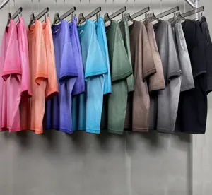 Vue détaillée d'ensembles t-shirt et short en coton lavé vintage suspendus sur un portant coloré