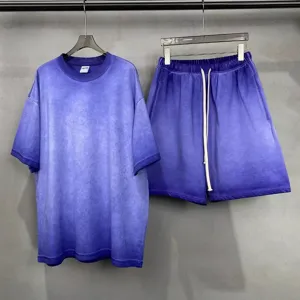Ensemble streetwear décontracté t-shirt oversize violet et short lavé style vintage.