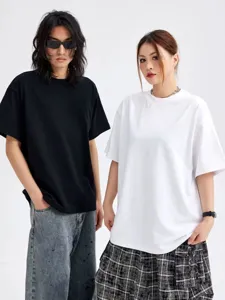 Mannequin portant t-shirt streetwear uni coupe ample affichant des détails décontractés.