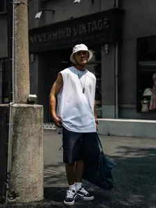Detail van de straatscène met een losse vintage hip-hop mouwloze top voor de zomer.