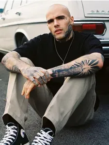Heavyweight 280g dropped shoulder short sleeve black t-shirt, American hip-hop streetwear style.
