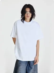 Gros plan détaillé du t-shirt blanc uni à manches courtes avec épaules tombantes décontractées.
