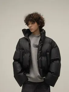 Primer plano detalle de la elegante chaqueta de invierno negra con cuello alzado.