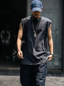 Gedetailleerd uitzicht van een donkergrijze mouwloze vintage hip-hop tanktop, urban stijl.