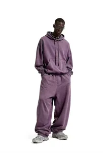 Λεπτομερής όψη του vintage πλυμένου μοβ oversized φούτερ με κουκούλα και παντελονιού.