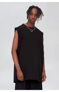 Canotta streetwear casual in cotone senza maniche da uomo, vista dettagliata sportiva.