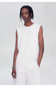 Dettaglio canotta uomo in cotone bianco senza maniche, gilet casual traspirante per estate.
