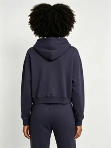Détail arrière d'un sweat à capuche court bleu marine en tissu éponge doux et confortable.