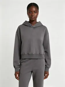 Vue détaillée du sweat à capuche en coton gris foncé et du pantalon de jogging assorti.