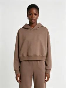 Vue détaillée de l'ensemble sweat court et pantalon marron, tissu molleton, style décontracté.
