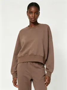 Sweat-shirt uni marron à col rond et élégant pantalon de jogging assorti pour femme.