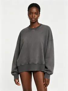 Sweat-shirt vintage gris foncé délavé, coupe oversized épaules tombantes style rétro urbain.