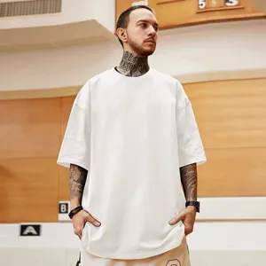 Vista detallada de la camiseta blanca pesada de hombros caídos, estilo urbano casual.