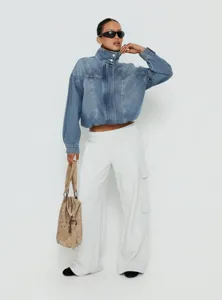 Retro gewassen denim jas met hoge opstaande kraag en een chique, modieuze korte pasvorm.