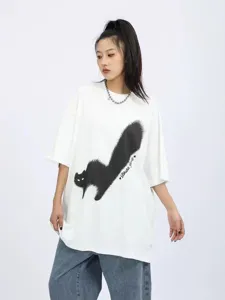 Oversized graphic t-shirt for men and women, stylish black cat print, casual hip-hop streetwear.