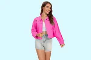 Gedetailleerd overzicht van felroze denim jas voor dames, casual modieuze bovenkleding.