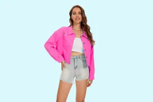 Stijlvolle roze denim jas voor dames, voorzien van gerafelde details en trendy casual pasvorm.