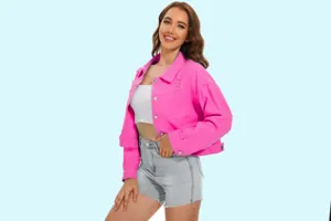Roze distressed denim jasje detail, korte stijl met trendy zoom en mooie knopen.