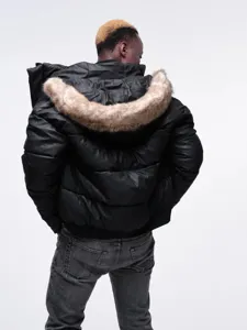 Dettaglio vista posteriore della giacca imbottita invernale nera spessa da uomo con cappuccio.