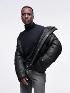 Uomo inverno casual spessa giacca piumino pelle nera dettaglio, colletto alto caldo cappotto.